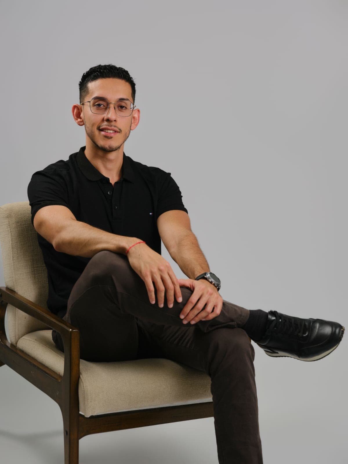 Dr. Roy Jiménez sentado en un sillón